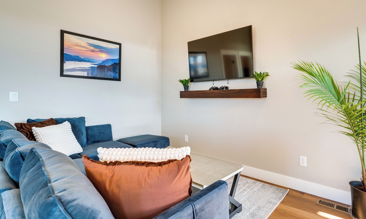 Kittitas County Cottage | Hot Tub & Water Views: Vantage Family Retreat