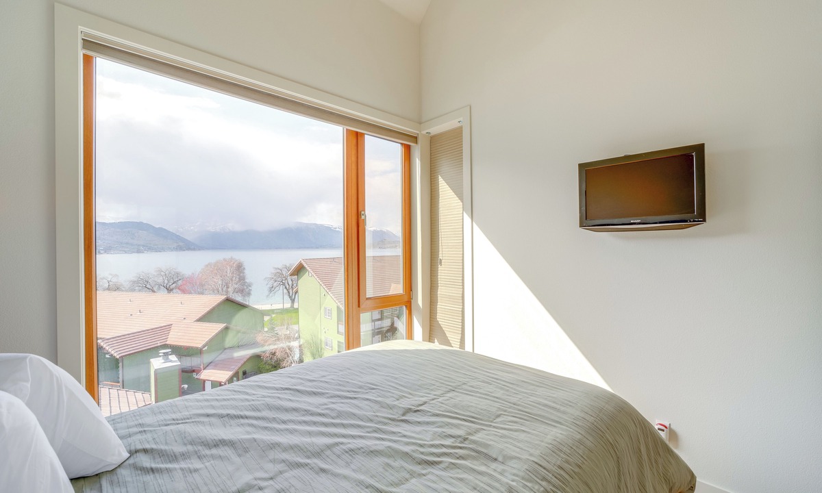 Chelan Apartment | Walk to Lake Chelan: Top-level Waterfront Condo