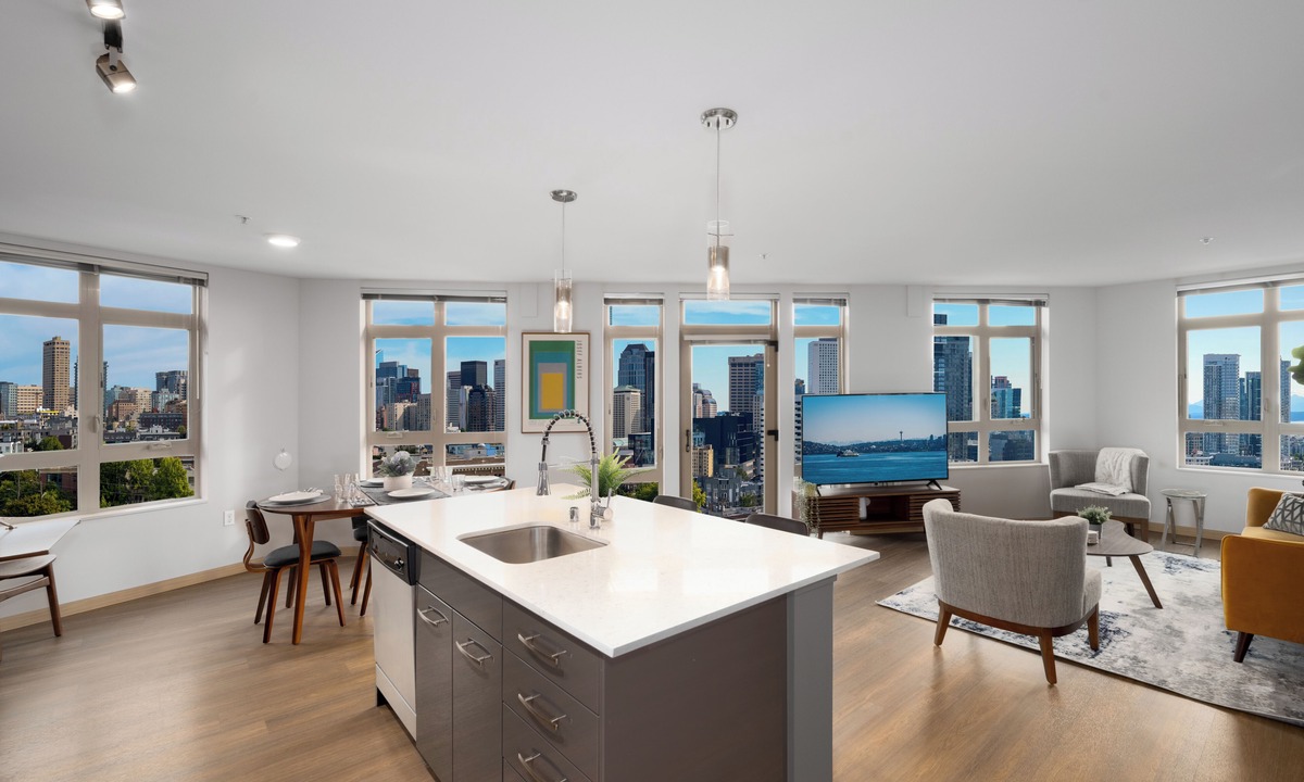 Broadway Apartment | Space Needle & Water View Suite + Rooftop BBQ & Firepit + Parking