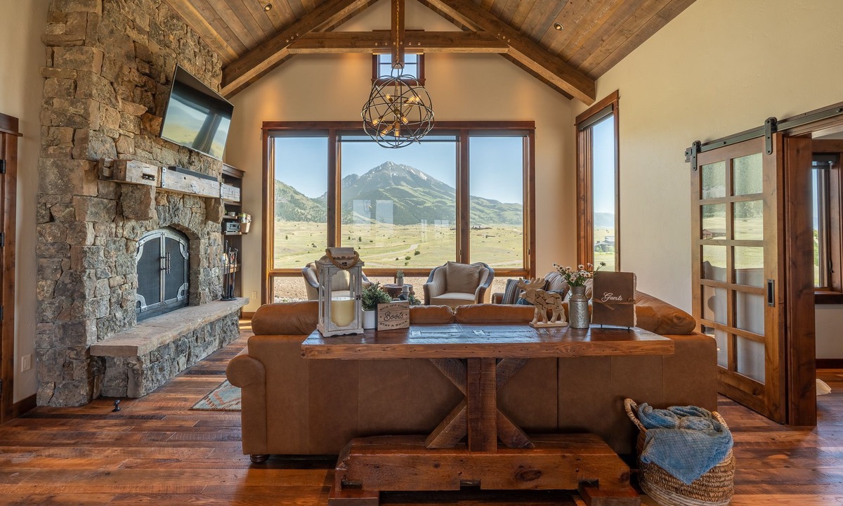 Pray House | Emigrant Peak Lodge ·Privacy, Firepit, near Chico and Yellowstone Park