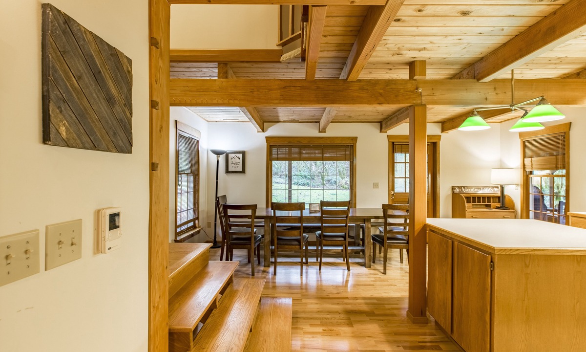 Glacier House | 4,000 sqft Mt. Baker Ski Lodge, sleeps 21, walk to town, hot tub, fiber internet