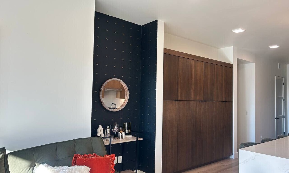 Eagle Apartment | Luxury Downtown Eagle Condo King Suite Parking Walk to Dining and River