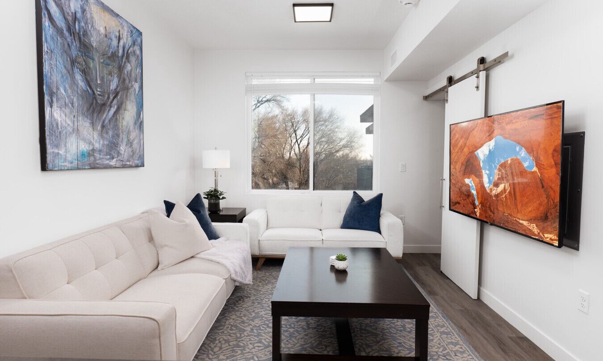 Sugar House Apartment | Sugarhouse! Mtn Views!|TopFloor|King|Parking|Gym