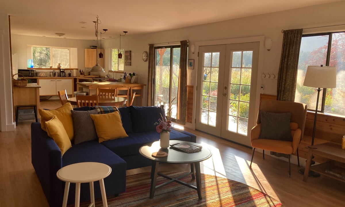 Eastsound House | SUMMER SALE! Cedar Field House on 2 Acres - horseshoes, Volleyball, Fire pit