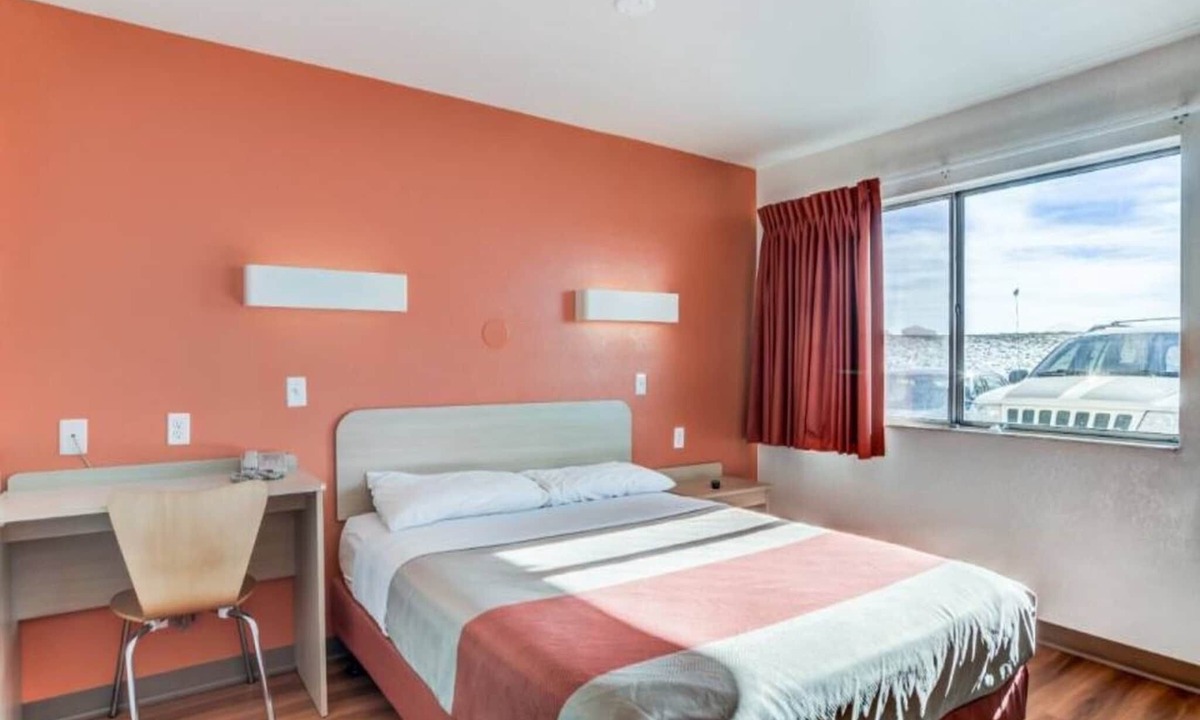 Fort Collins Apartment | 1 Queen Bed | Mobil Access Tub Nsmk Micfridg