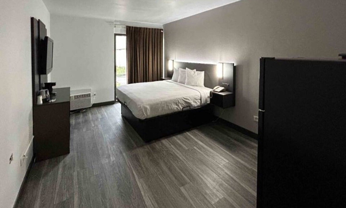 Chubbuck Apartment | 1 King Bed|Suite,Nsmk,Kitchen