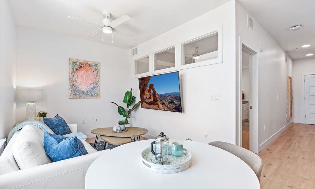 Downtown Salt Lake City Apartment | Downtown Luxury 1BD- Pool/Spa/Bowl/Golf/Gym/Parkng