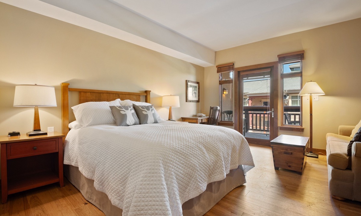 Park City Condo | Pool, two balconies, walk to golf, free concerts outside, beautiful home for the summer C216