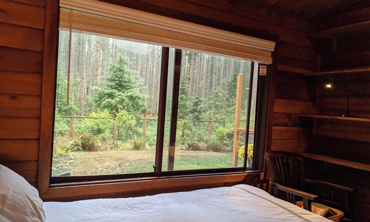 North Bend House | Rattlesnake Lake Area Cedar Cabin. Direct Access to Trails. Pet Friendly.