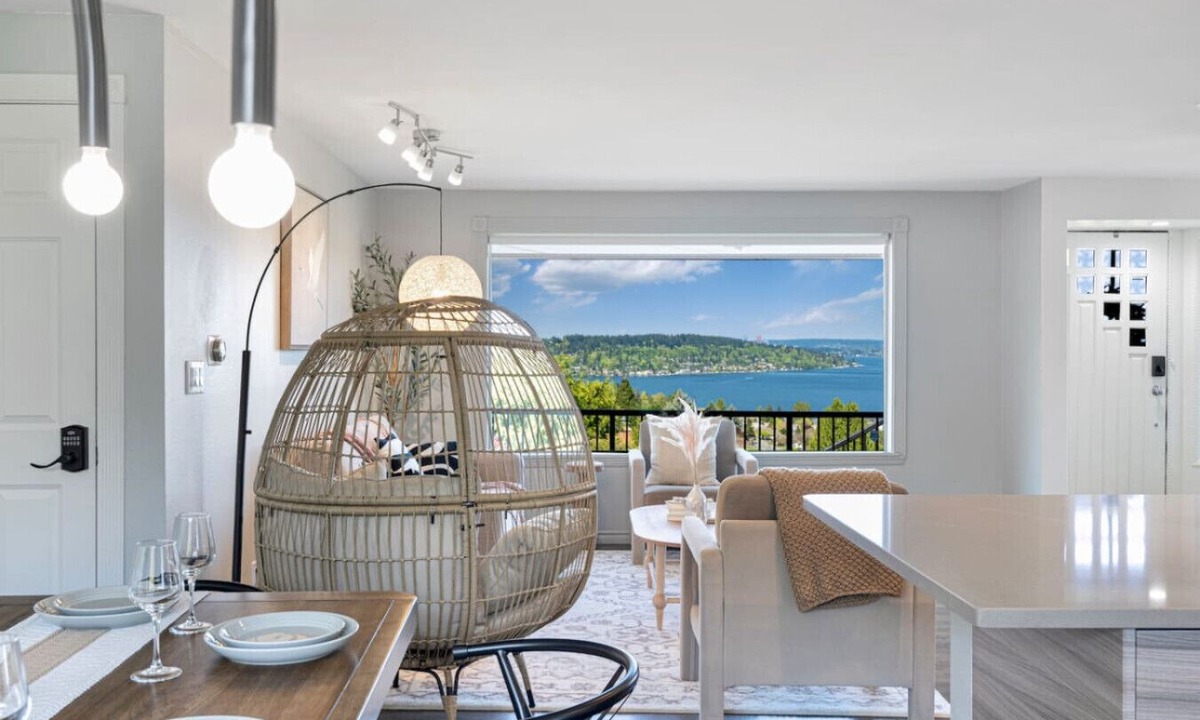 Bryn Mawr-Skyway House | Entire 5B2B Home | Serene Lake Views & Hot Tub
