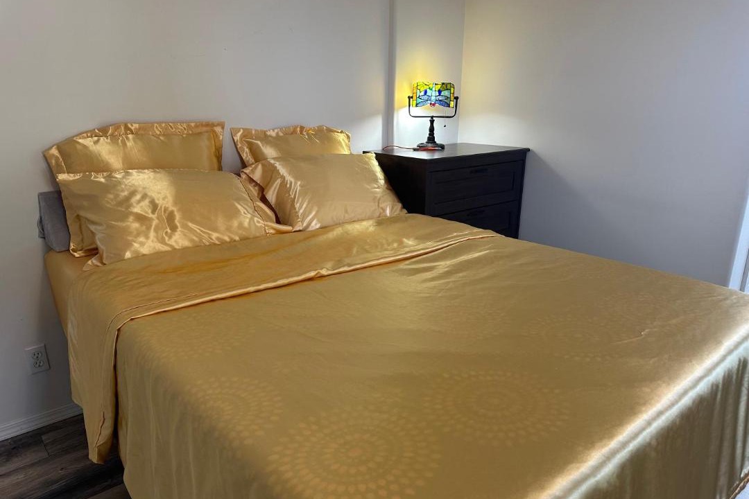 Lynden House | Peaceful Private Room & Bath with AC, Mountain View