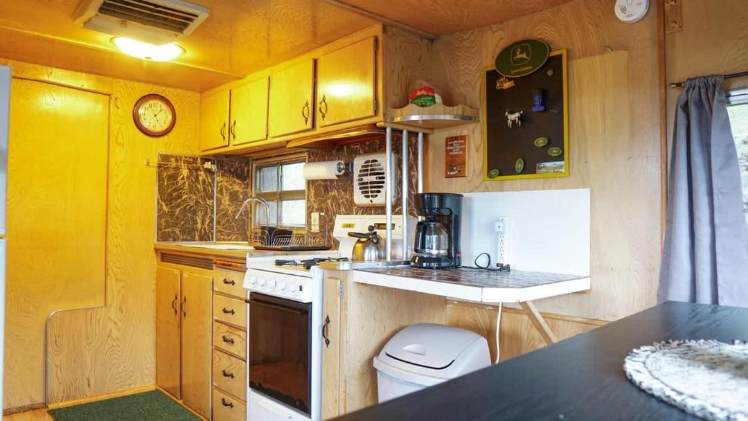 Irwin House | Cozy 2-bed cabin looking over Palisades Lake