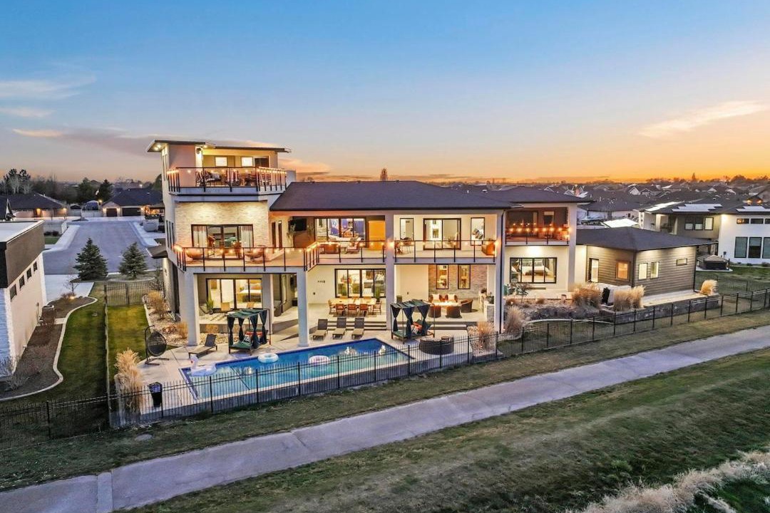 Twin Falls House | 6K SQFT Lux Heated Pool Hot Tub Sauna Speakeasy