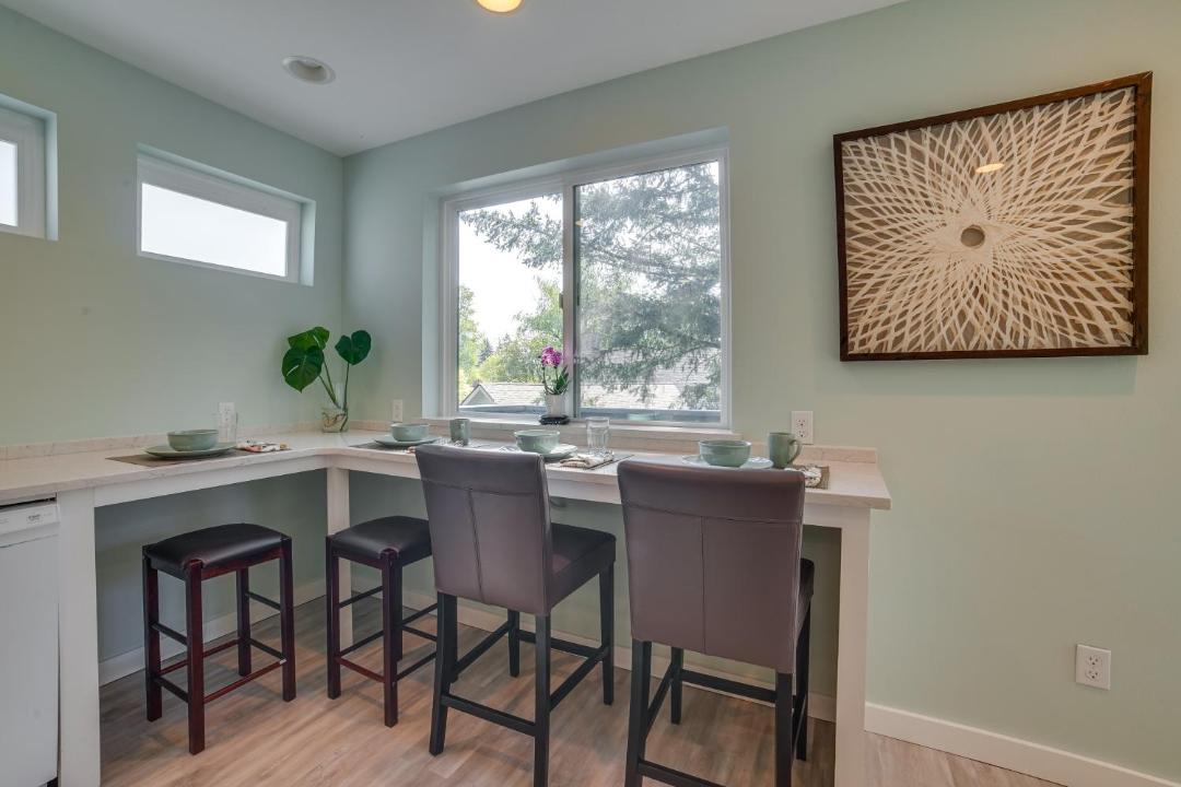 East Lake Hills Apartment | 13 Mi to Dtwn Seattle! 'The Nest' Apt w/Balcony