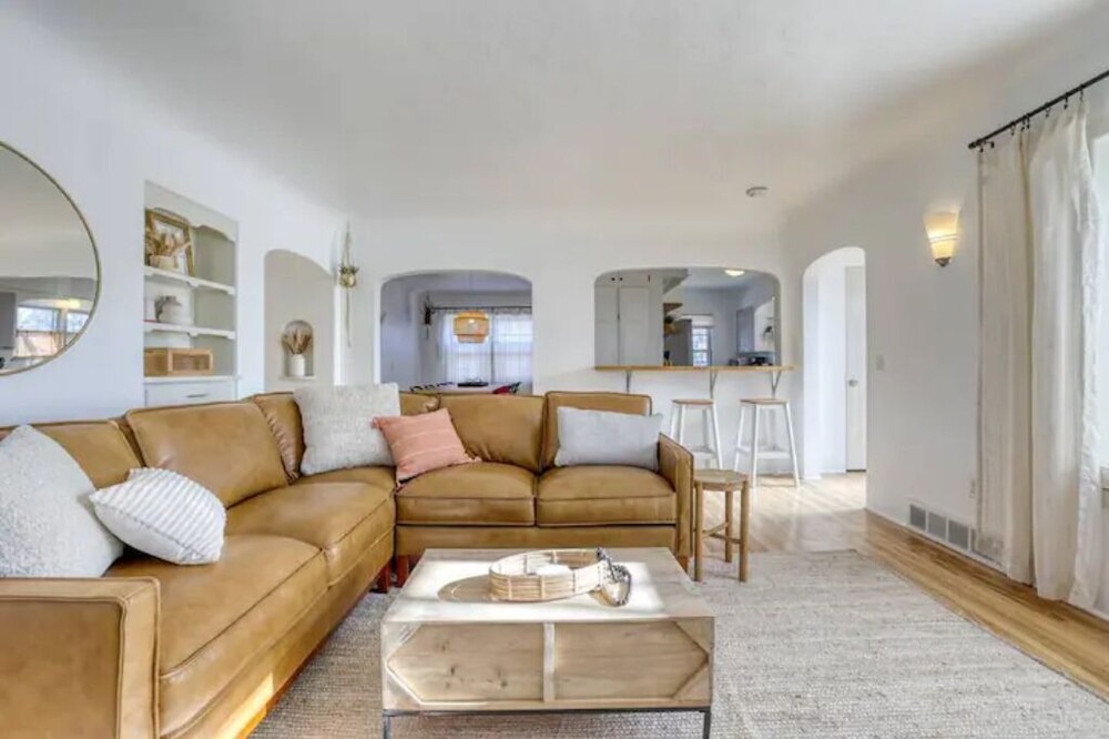 Photo of Livingroom in Depot Bench