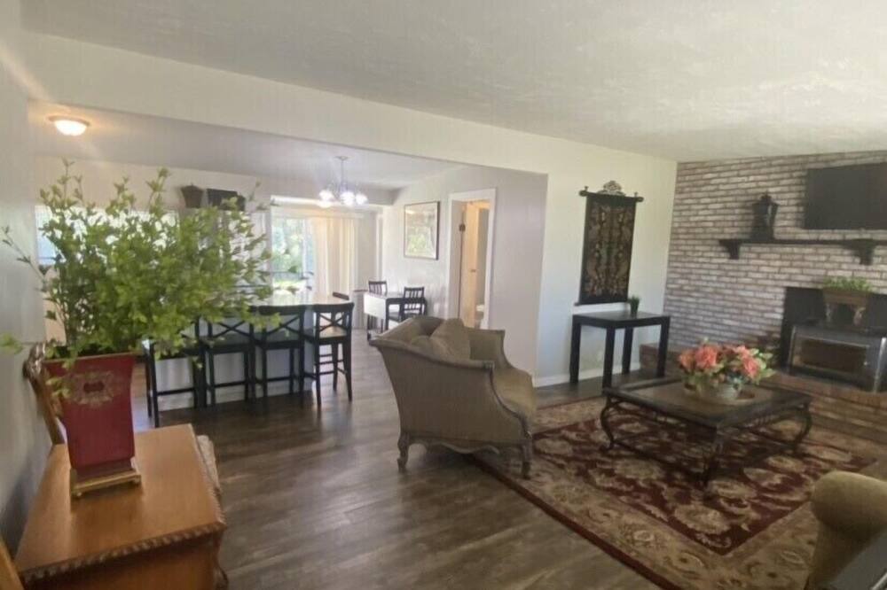 Photo of Livingroom in Millcreek