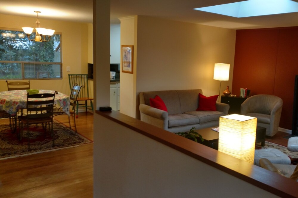 Photo of Livingroom in East Lake Hills