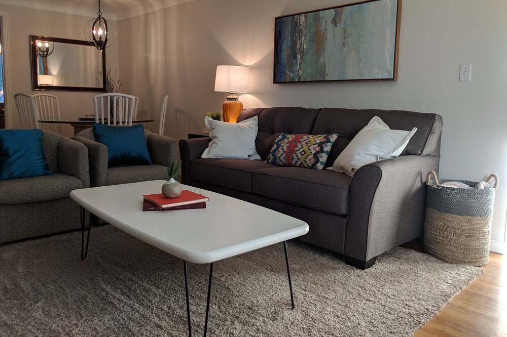 Photo of Livingroom in Depot Bench