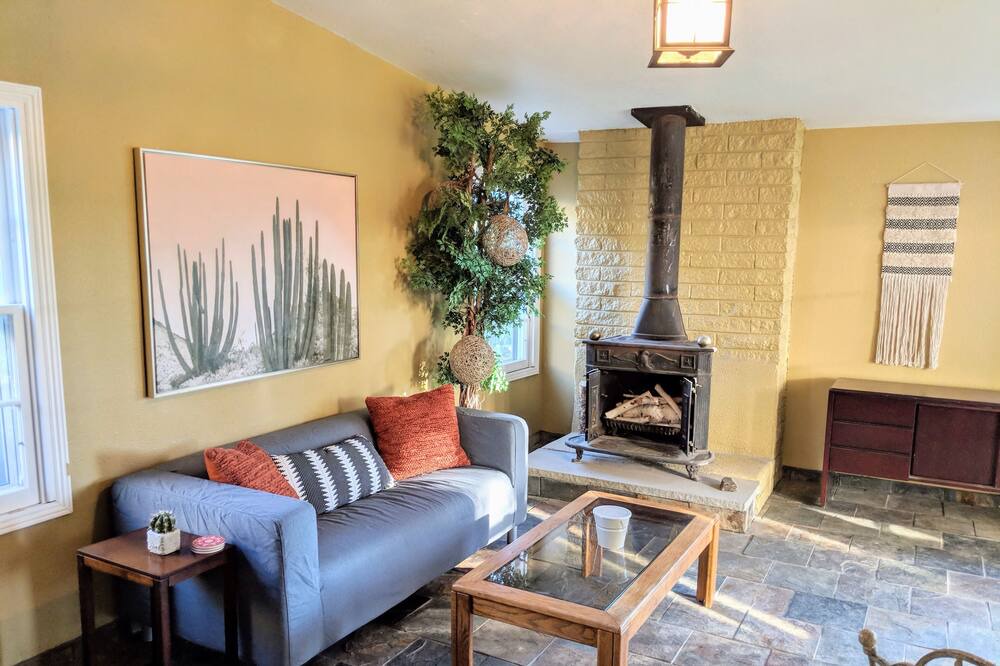 Photo of Livingroom in Depot Bench