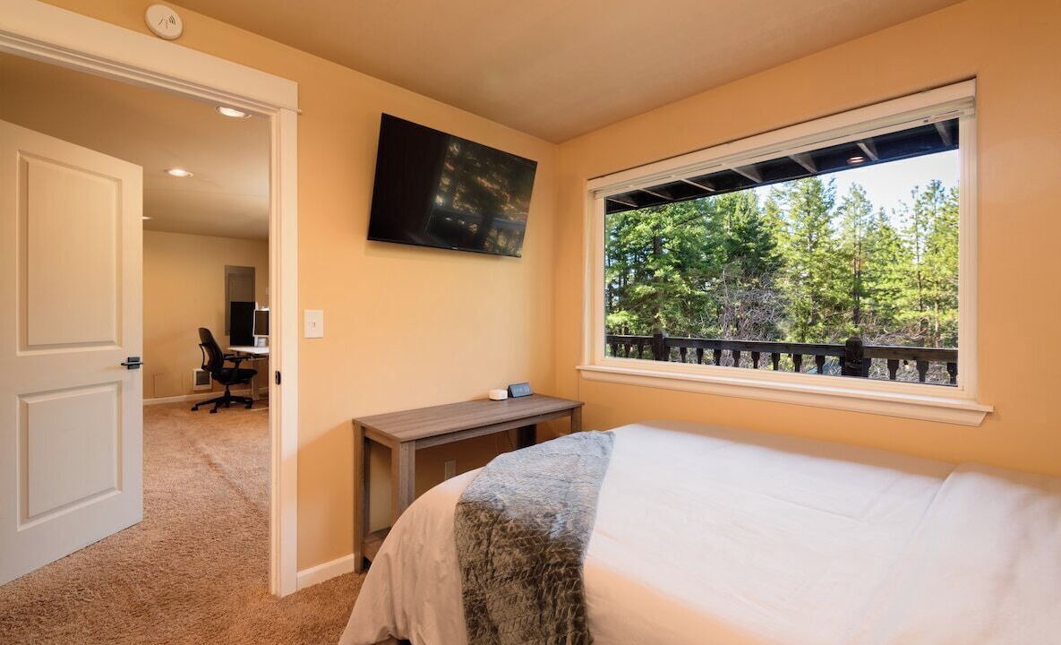 Photo of Bedroom in Roslyn Ridge