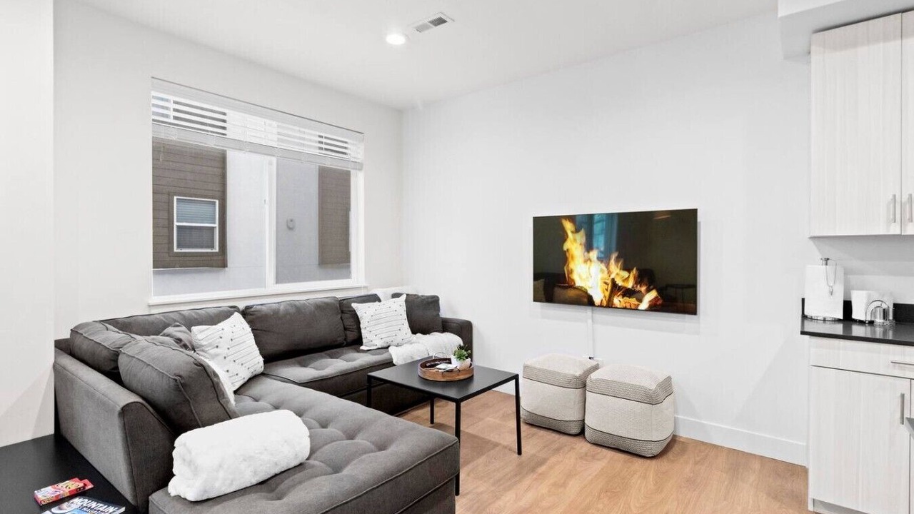 Photo of Livingroom in People's Freeway