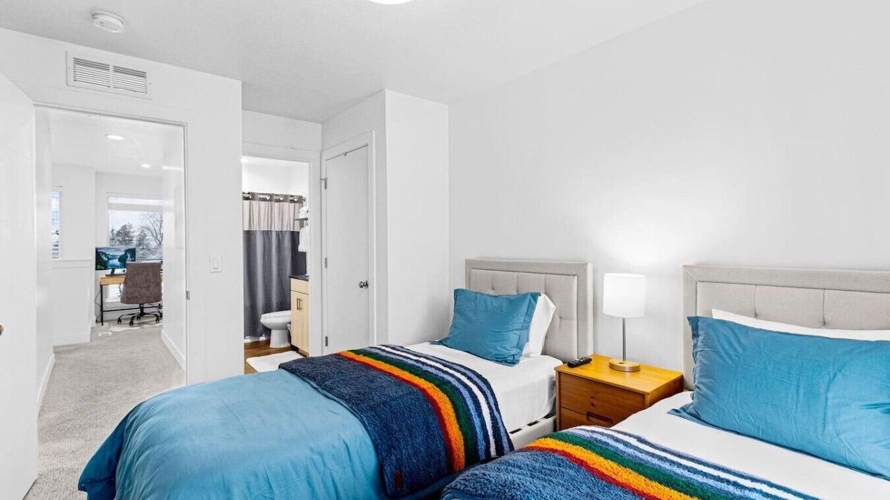 Photo of Bedroom in People's Freeway