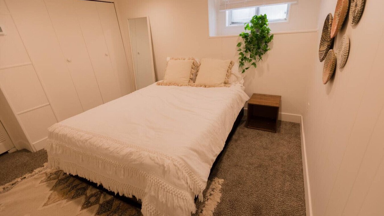 Photo of Bedroom in People's Freeway