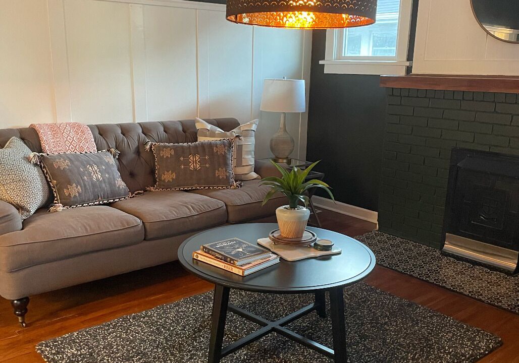 Photo of Livingroom in People's Freeway