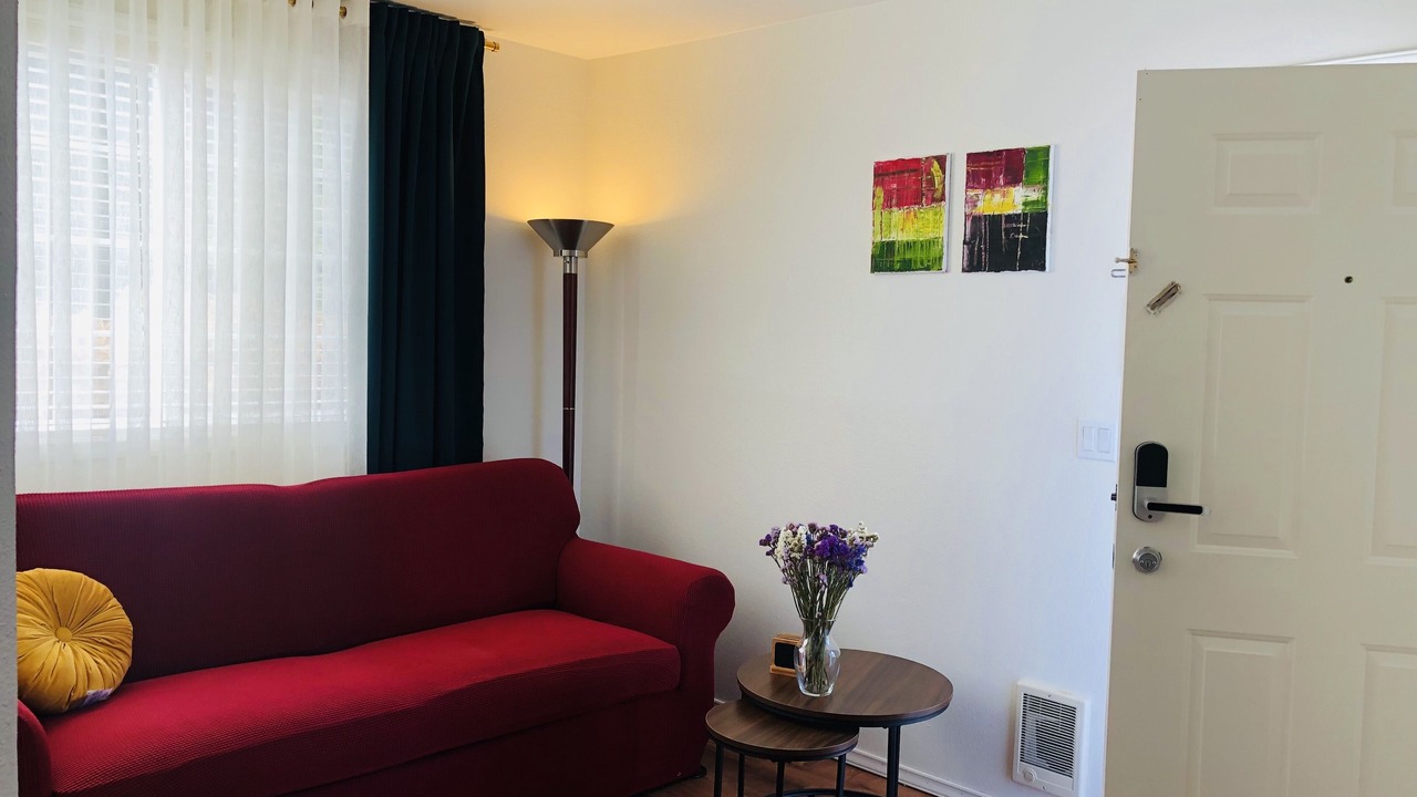 Photo of Livingroom in Alderwood Manor