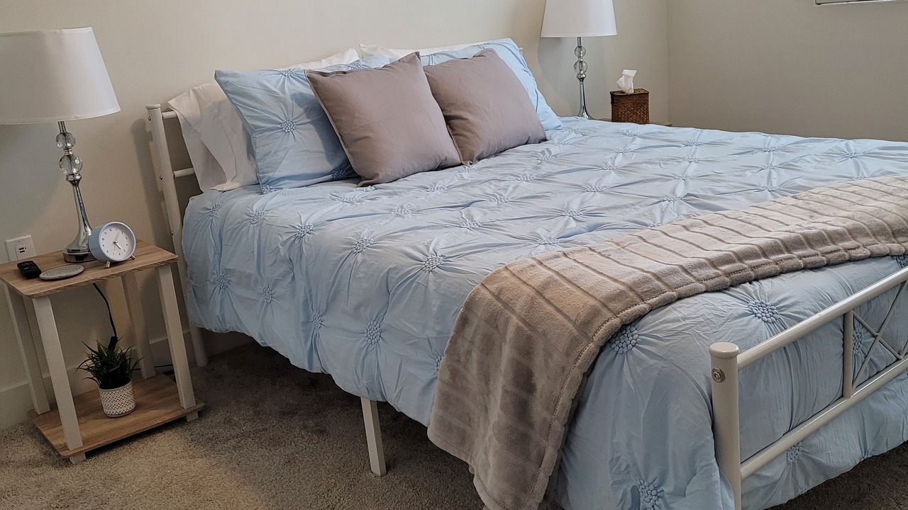 Photo of Bedroom in People's Freeway