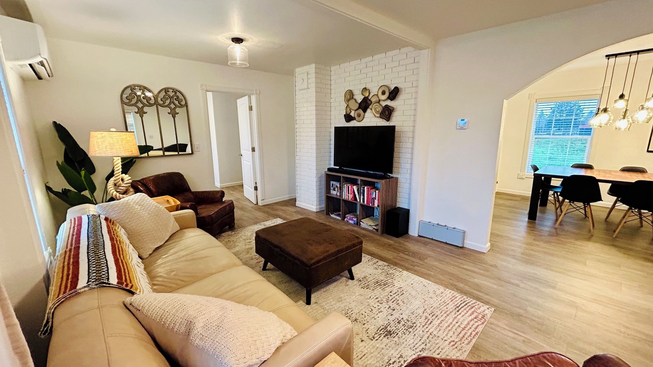Photo of Livingroom in Cascade Locks