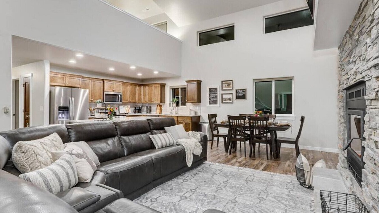 Photo of Livingroom in Fir Grove Estates
