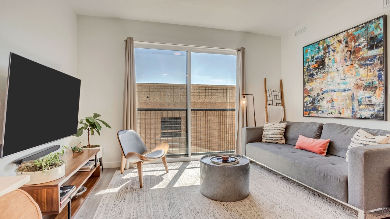 Photo of Livingroom in People's Freeway