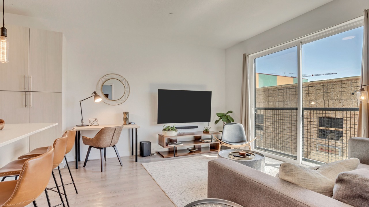 Photo of Livingroom in People's Freeway