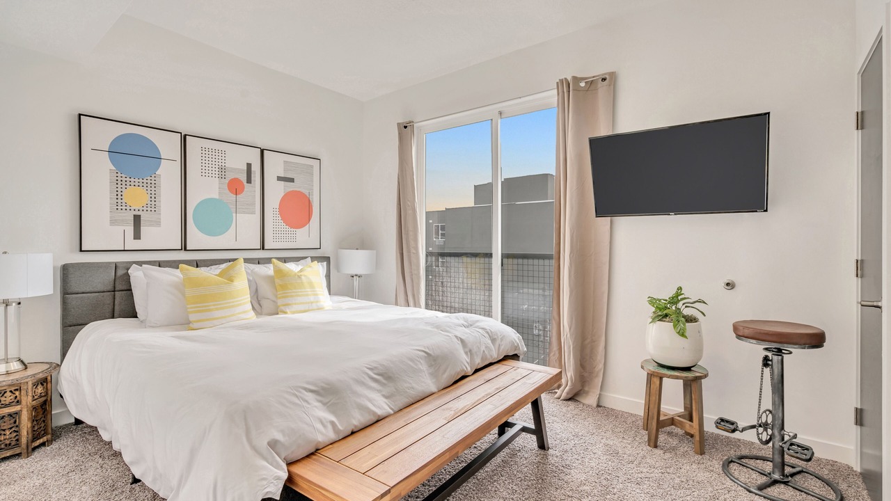 Photo of Bedroom in People's Freeway
