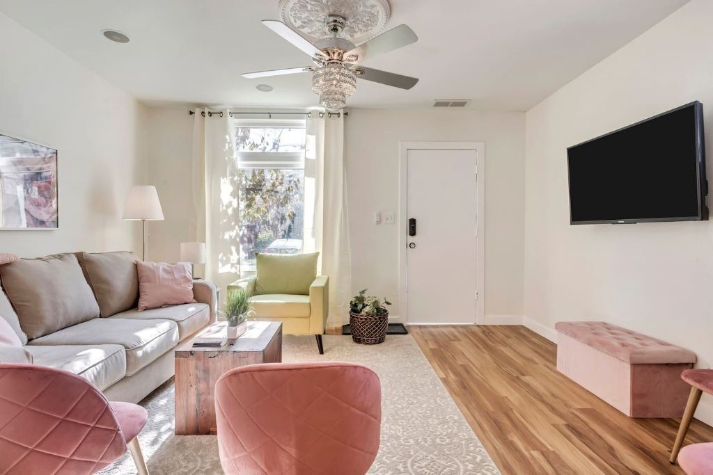 Photo of Livingroom in People's Freeway