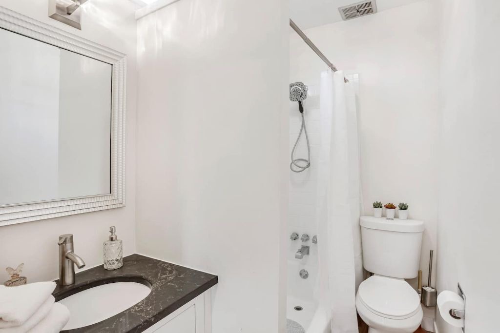 Photo of Bathroom in People's Freeway