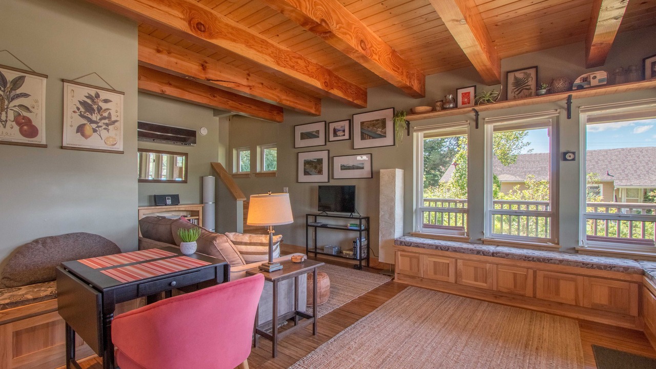 Photo of Livingroom in Cascade Locks
