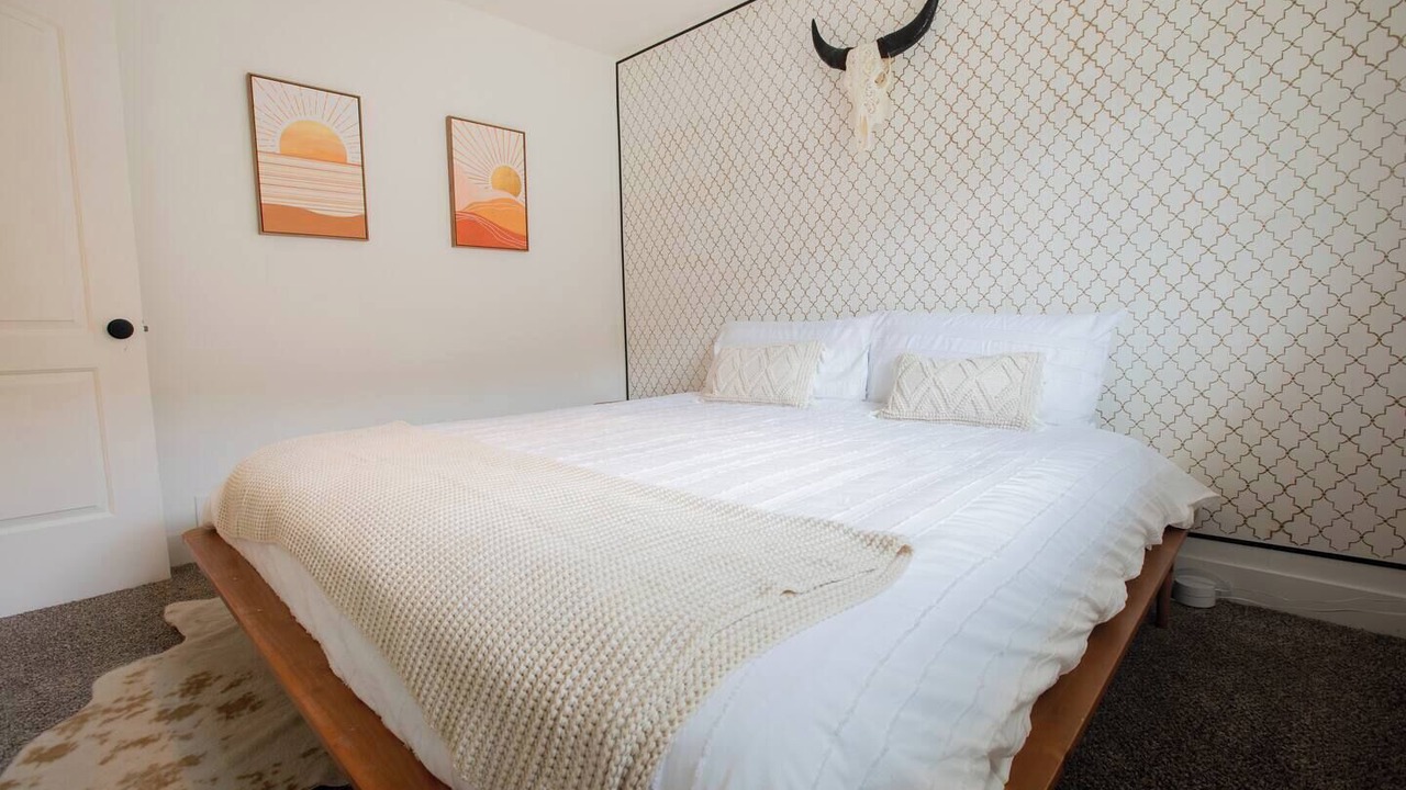 Photo of Bedroom in People's Freeway