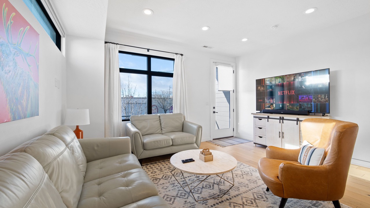 Photo of Livingroom in People's Freeway