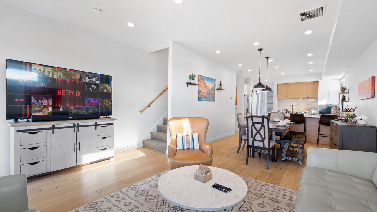 Photo of Livingroom in People's Freeway