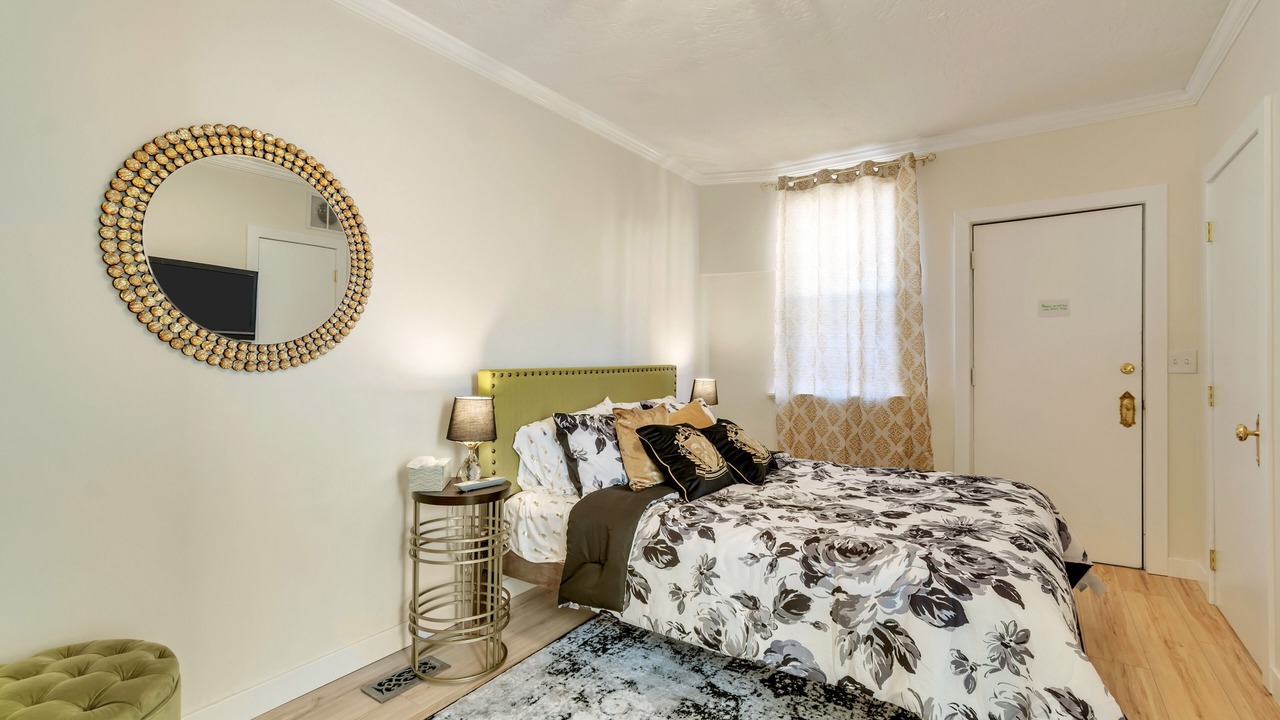 Photo of Bedroom in People's Freeway