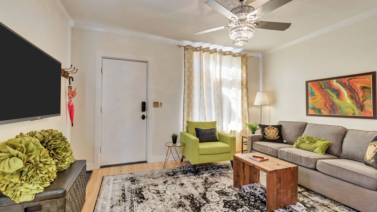 Photo of Livingroom in People's Freeway
