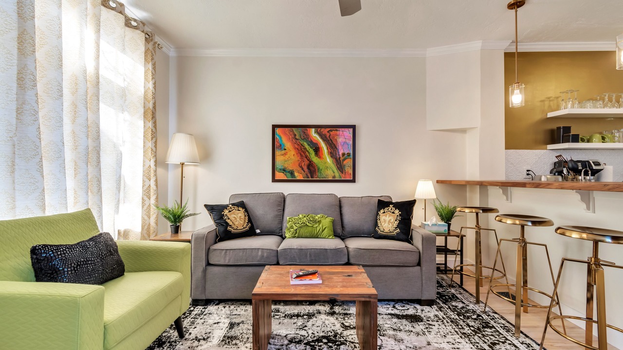 Photo of Livingroom in People's Freeway