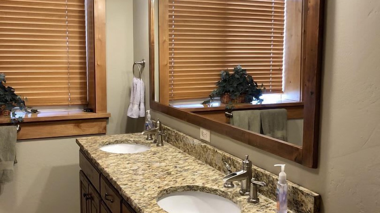 Photo of Bathroom in Island Park