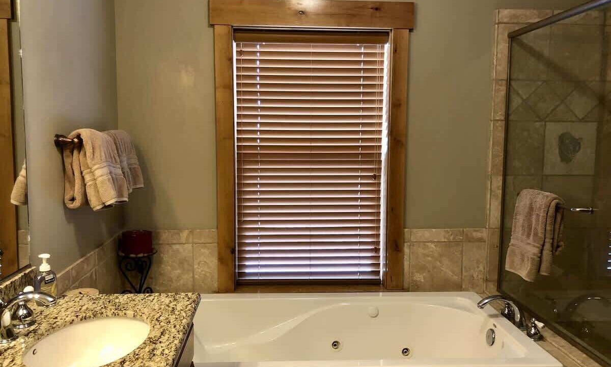 Photo of Bathroom in Island Park