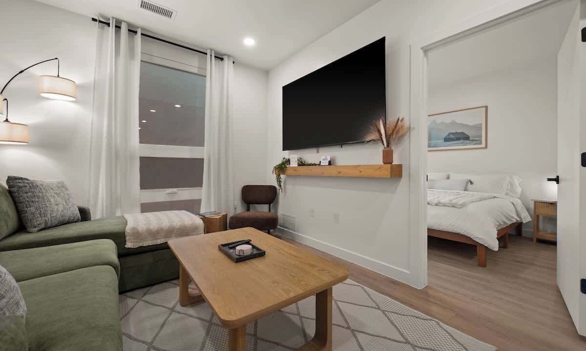 Photo of Livingroom in People's Freeway