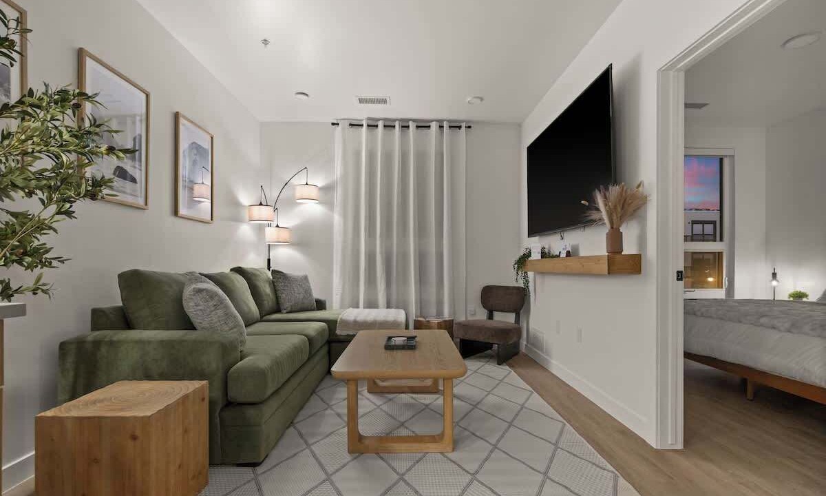 Photo of Livingroom in People's Freeway