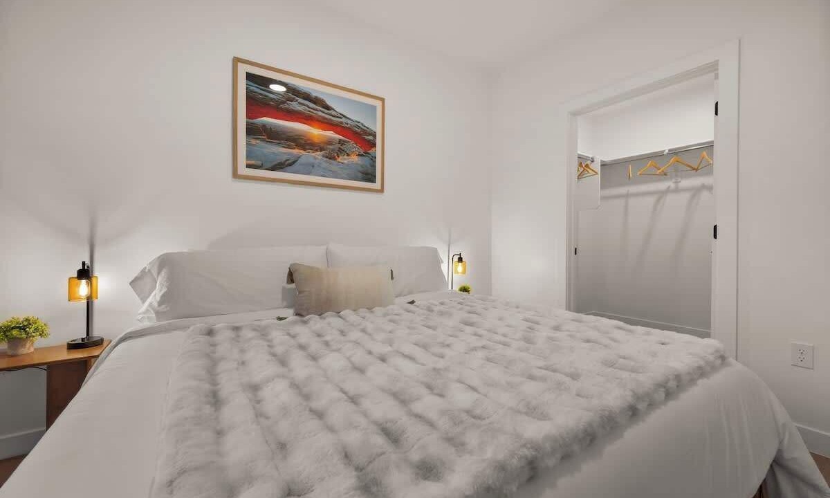 Photo of Bedroom in People's Freeway