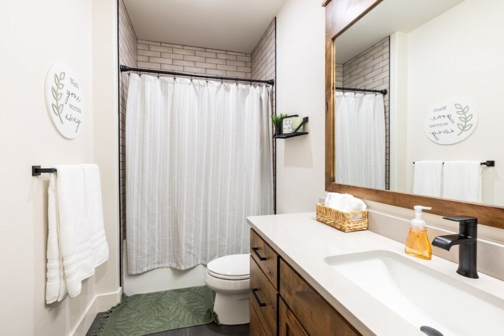 Photo of Bathroom in Island Park